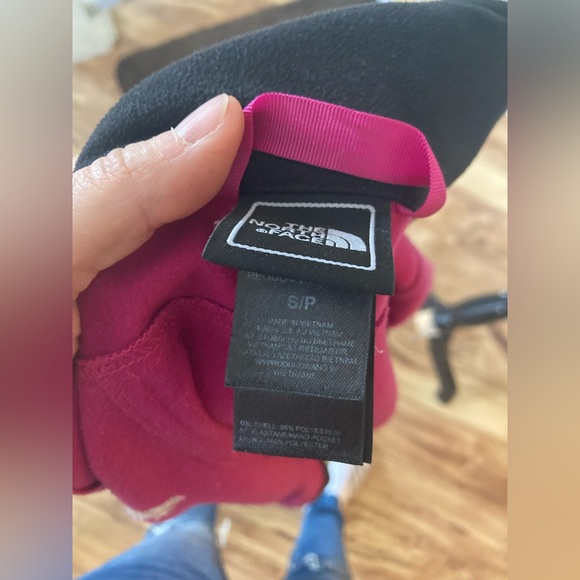 The North Face womens size S coat bright vibrant pink - Picture 8 of 9